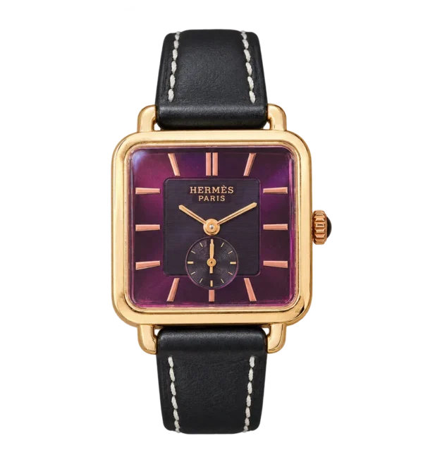 Montre rectangulaire dorée avec cadran prune et bracelet noir à surpiqûres