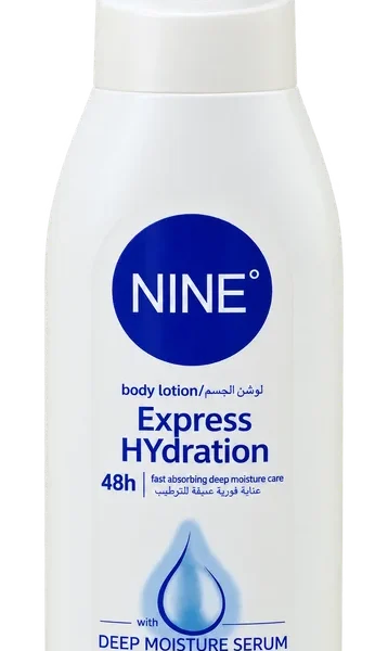 Lotion NINE Express Hydration en flacon blanc à pompe violette